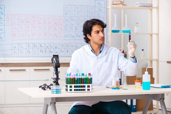 Laboratuvarda çalışan genç bir kimyager.