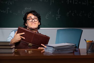 Kara tahta önünde genç matematik öğretmeni