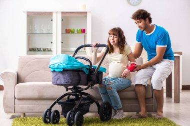 Yeni bir bebek bekleyen genç ebeveynler.