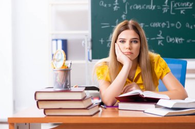 Kara tahta önünde genç kız öğrenci
