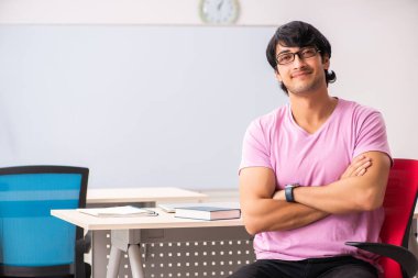 Genç erkek öğrenci sınıf