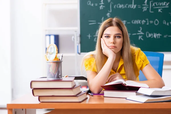 Young female student in front of the chalkboard — Stock Photo, Image