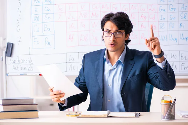 Jonge mannelijke scheikunde leraar voor periodiek — Stockfoto