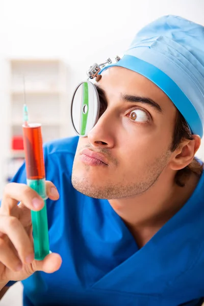 Gekke arts werkzaam in de kliniek — Stockfoto