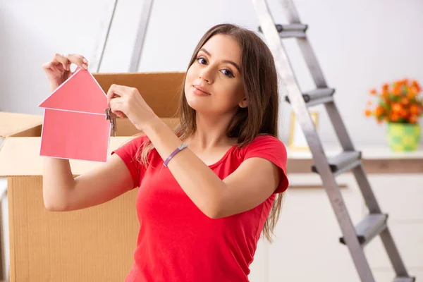 Junge schöne Frau zieht in neue Wohnung — Stockfoto