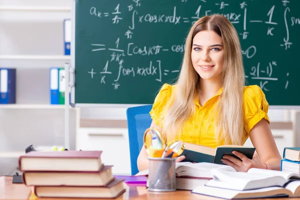 Fiatal női hallgató előtt a chalkboard — Stock Fotó