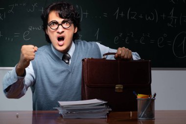 Kara tahta önünde genç matematik öğretmeni