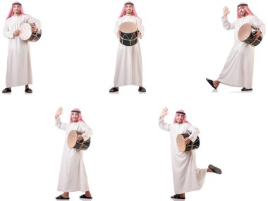 Arap adam beyaz izole davul ile