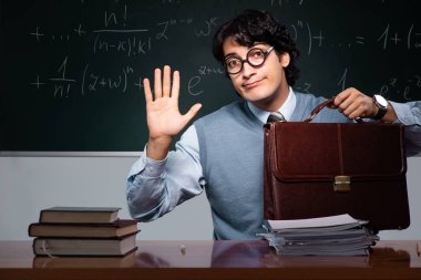 Kara tahta önünde genç matematik öğretmeni