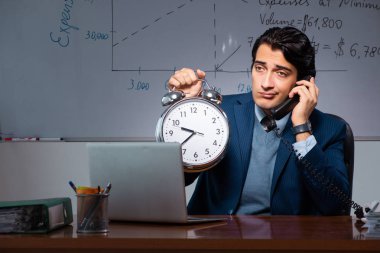 Geç saatlere kadar ofiste mali uzman