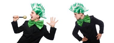 Mohawk saç stili komik bir adam.