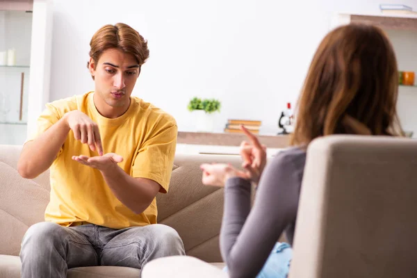 Mujer y hombre aprendiendo lenguaje de señas —  Fotos de Stock