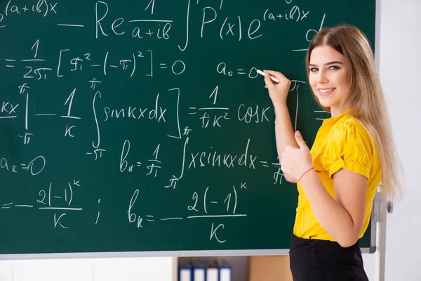 Mladá studentka před tabuli — Stock fotografie