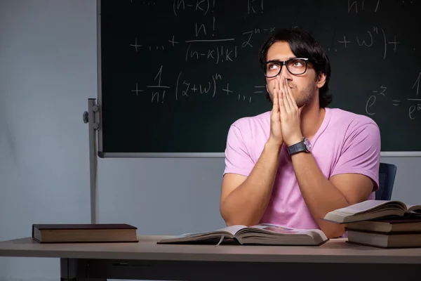 Joven estudiante masculino sentado en el aula —  Fotos de Stock