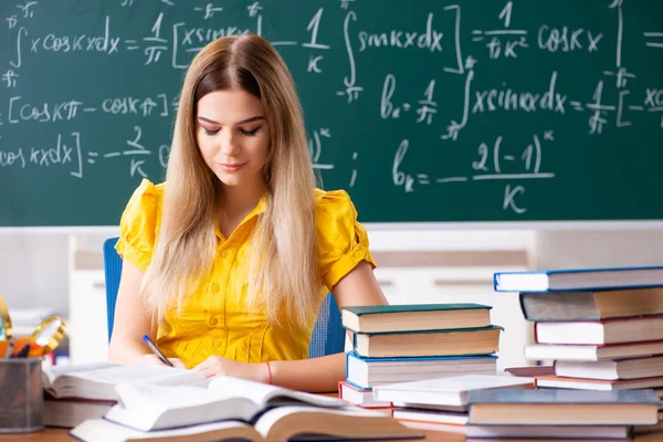 Joven estudiante delante de la pizarra — Foto de Stock