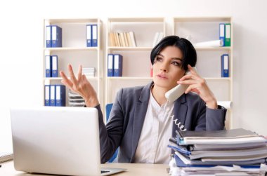 Orta yaşlı businesslady aşırı çalışma ile mutsuz