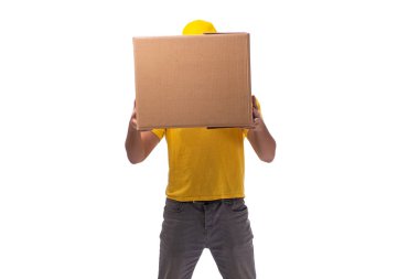 Kutusu ile genç erkek kurye