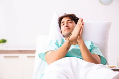 Yakışıklı delikanlı hastanede kalacak