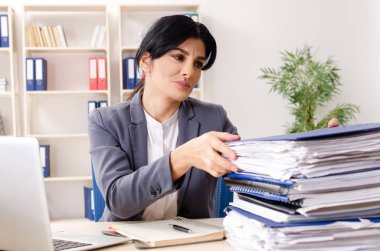 Orta yaşlı businesslady aşırı çalışma ile mutsuz