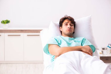 Yakışıklı delikanlı hastanede kalacak