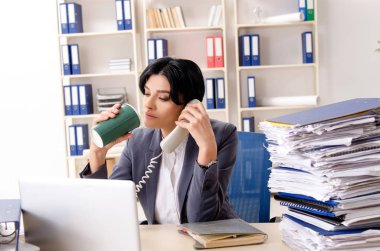 Orta yaşlı businesslady aşırı çalışma ile mutsuz