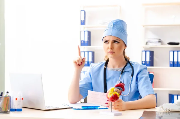 Junge Ärztin Kardiologin sitzt im Krankenhaus — Stockfoto