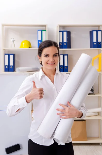 Arquitecta que trabaja en la oficina — Foto de Stock