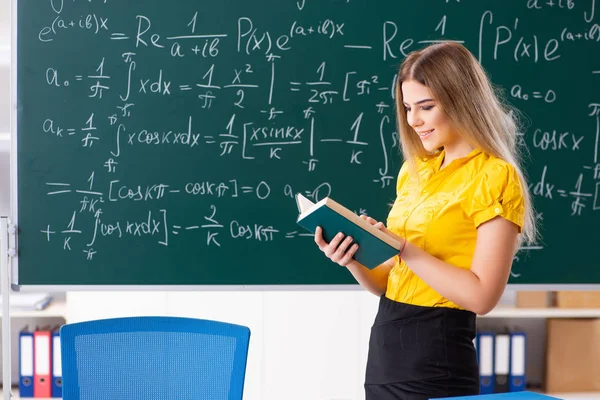 Young female student in front of the chalkboard — Stock Photo, Image