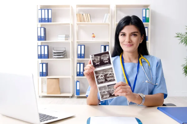 A klinikán működő női orvos nőgyógyász — Stock Fotó