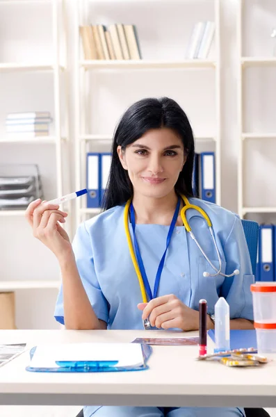 Klinikte çalışan kadın doktor jinekolog — Stok fotoğraf