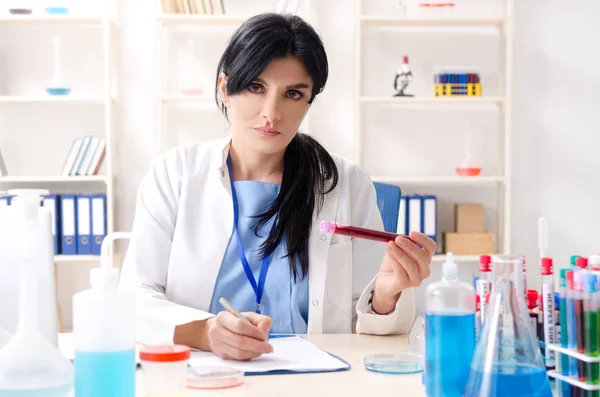 Química feminina a trabalhar no laboratório — Fotografia de Stock