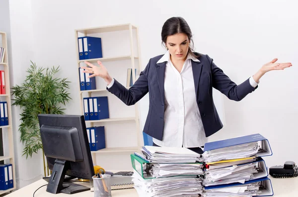 Female employee unhappy with excessive work — Stock Photo, Image