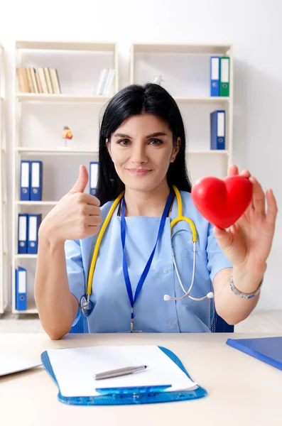 Medico cardiologo femminile che lavora in clinica — Foto Stock