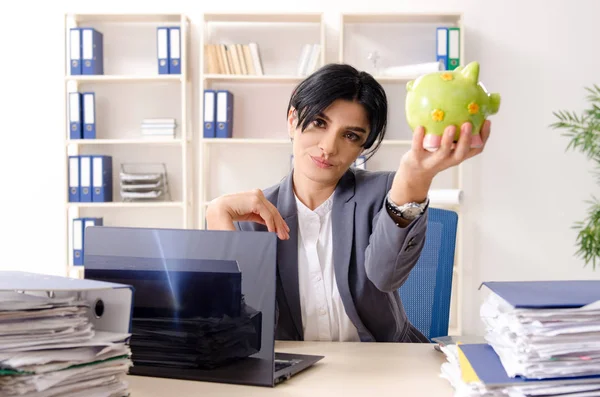 Empresária de meia idade infeliz com trabalho excessivo — Fotografia de Stock