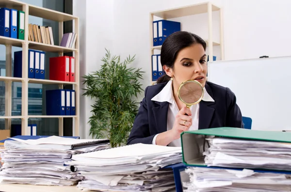 Kvinnlig anställd med för mycket arbete på kontoret — Stockfoto