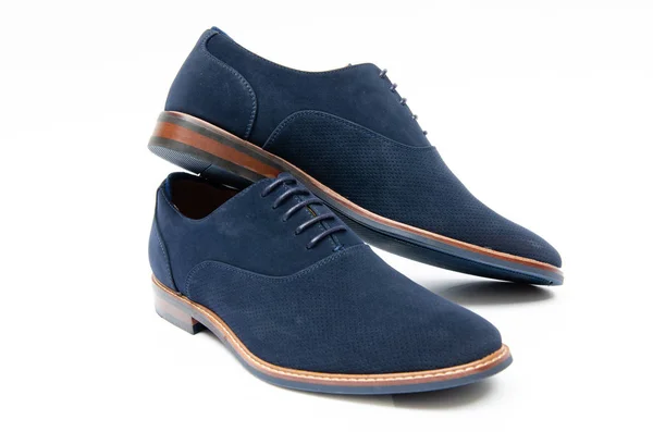 Błękitne zamszowe buty na białym tle — Zdjęcie stockowe