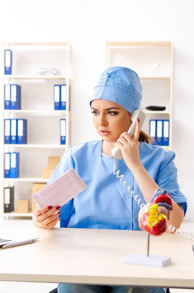 Junge Ärztin Kardiologin sitzt im Krankenhaus — Stockfoto