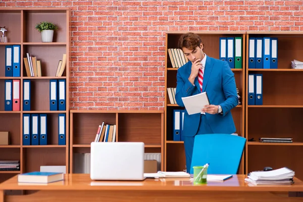 Jeune beau employé assis dans le bureau — Photo