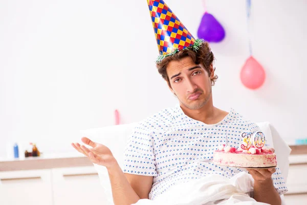Joven celebrando su cumpleaños en el hospital — Foto de Stock