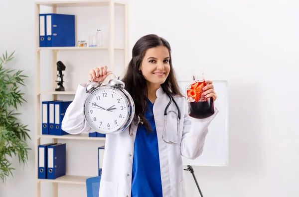 Medico femminile nel concetto di trasfusione di sangue — Foto Stock