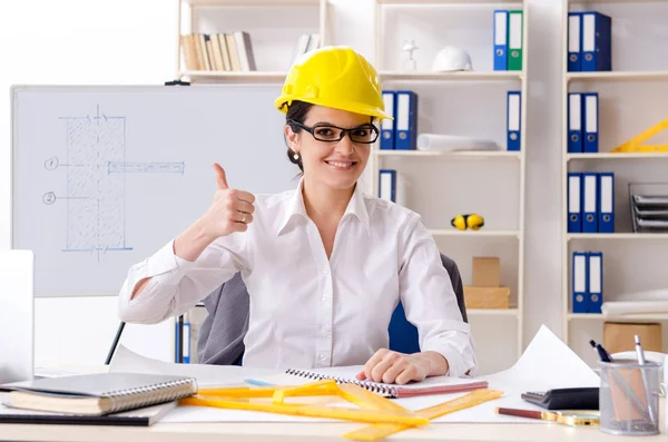Vrouwelijke architect werkzaam in het kantoor — Stockfoto