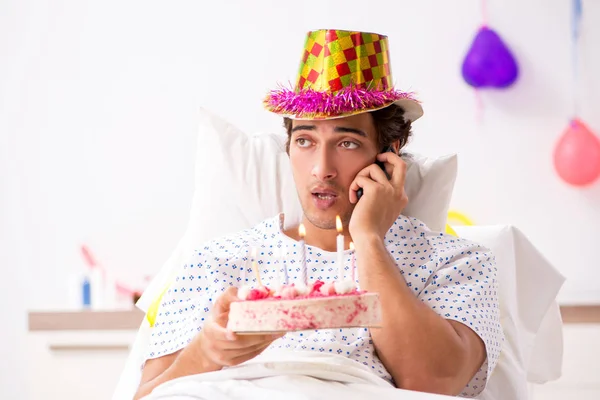 Młody człowiek obchodzi swoje urodziny w szpitalu — Zdjęcie stockowe