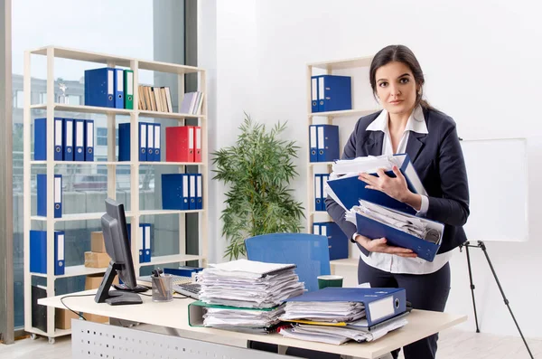 Funcionário feminino infeliz com excesso de trabalho — Fotografia de Stock
