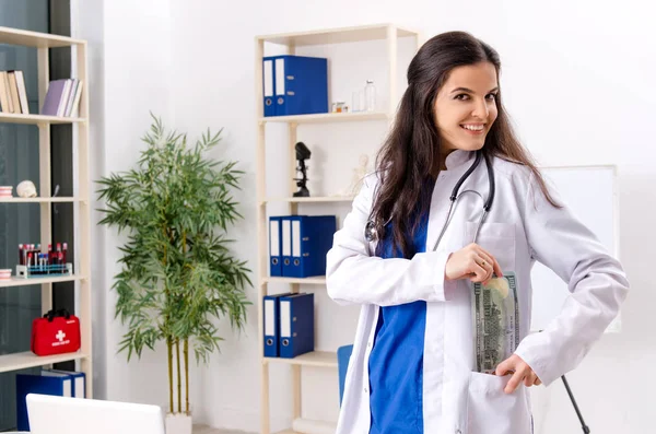 Médecin femme travaillant à la clinique — Photo