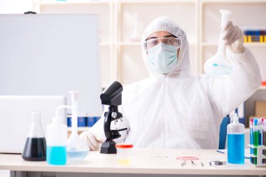 Laboratuvarda çalışan yakışıklı bir kimyager.