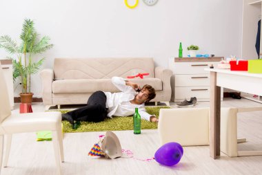 Genç adam akşamdan sonra parti