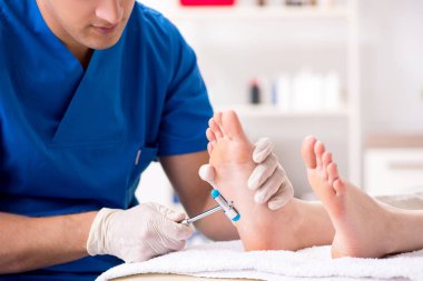 İşlem sırasında ayak tedavi uzmanı