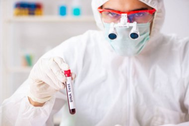 Laboratuarda çalışan genç uzman kriminoloji uzmanı