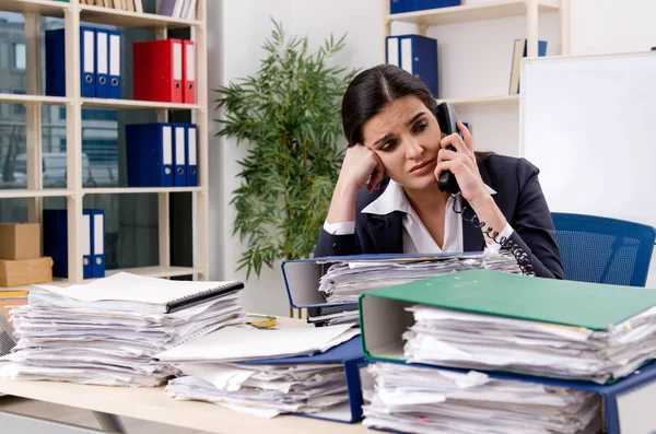 Kvinnlig Anställd Med För Mycket Arbete Kontoret — Stockfoto