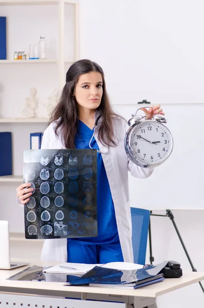 Vrouwelijke arts radioloog werken in de kliniek — Stockfoto